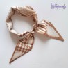 Satynowy szalik beżowy – elegancka gawroszka na szyję i włosy