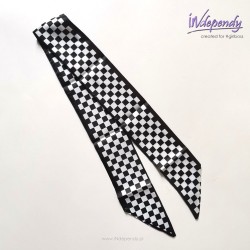 Satynowy szalik w czarnobiałą kratkę – elegancka gawroszka na szyję i włosy