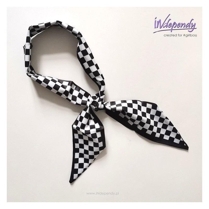 Satynowy szalik w czarnobiałą kratkę – elegancka gawroszka na szyję i włosy