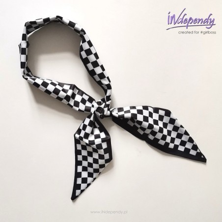 Satynowy szalik w czarnobiałą kratkę – elegancka gawroszka na szyję i włosy