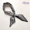 Satynowy szalik w czarnobiałą kratkę – elegancka gawroszka na szyję i włosy
