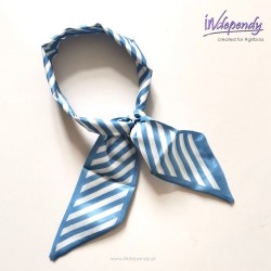 Satynowy szalik w białoniebieskie paski – elegancka gawroszka na szyję i włosy