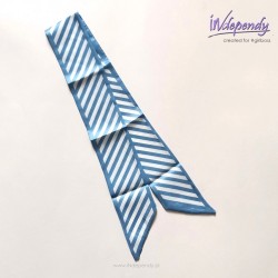 Satynowy szalik w białoniebieskie paski – elegancka gawroszka na szyję i włosy