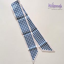 Satynowy szalik w granatowo-białą kratkę – elegancka gawroszka na szyję i włosy