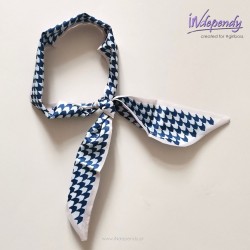 Satynowy szalik w granatowo-białą kratkę – elegancka gawroszka na szyję i włosy