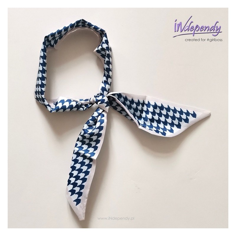 Satynowy szalik w granatowo-białą kratkę – elegancka gawroszka na szyję i włosy