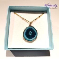 Złoty naszyjnik z naturalnym niebieskim agatem. Krótki, regulowany i antyalergiczny. Idealny na co dzień.