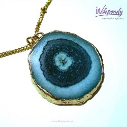 Złoty naszyjnik z naturalnym niebieskim agatem. Krótki, regulowany i antyalergiczny. Idealny na co dzień.