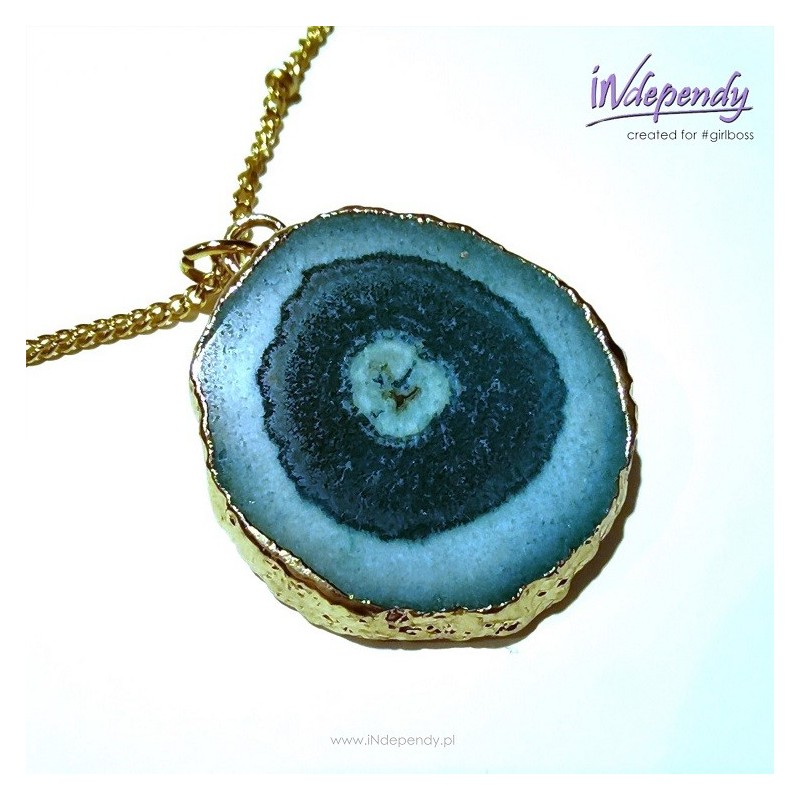 Złoty naszyjnik z naturalnym niebieskim agatem. Krótki, regulowany i antyalergiczny. Idealny na co dzień.