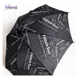 Czarny parasol damski z motywem gazety – pomysł na prezent