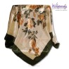 Duża chusta satynowa – złamana biel z motywem róż i zieleni