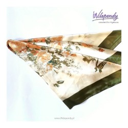 Duża chusta satynowa – złamana biel z motywem róż i zieleni