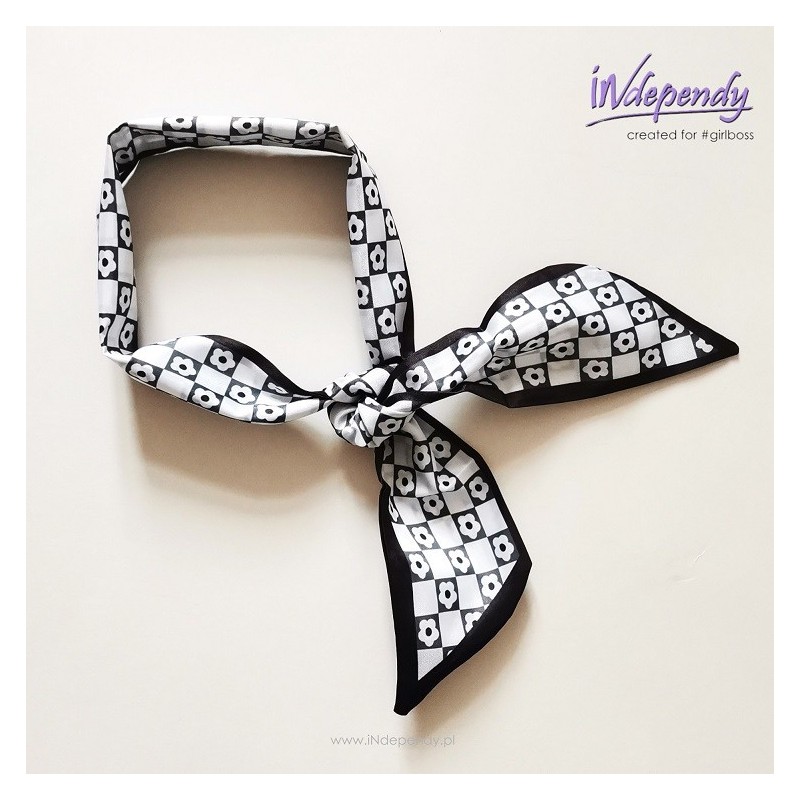 Wąski szaliczek satynowy – czarna kratka z kwiatowym motywem