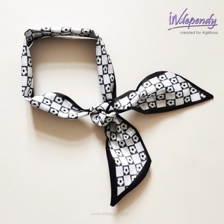 Wąski szaliczek satynowy – czarna kratka z kwiatowym motywem