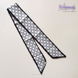 Wąski szaliczek satynowy – czarna kratka z kwiatowym motywem