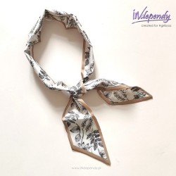 Satynowa gawroszka damska – elegancki roślinny print w neutralnych tonach