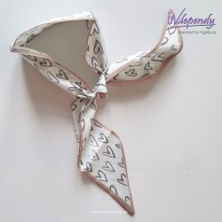 Satynowa gawroszka damska – beżowo-kremowa w szare serduszka