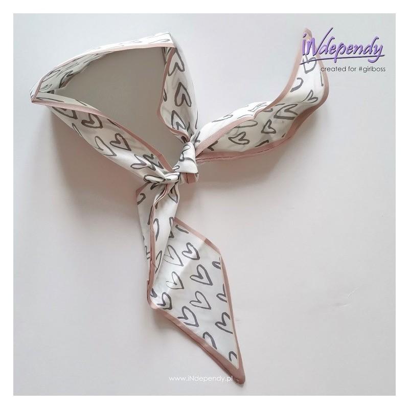 Satynowa gawroszka damska – beżowo-kremowa w szare serduszka