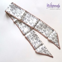 Satynowa gawroszka damska – beżowo-kremowa w szare serduszka