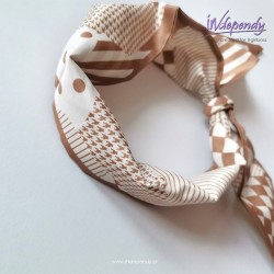 Chustka na szyję damska – mieszanka printów w neutralnej palecie