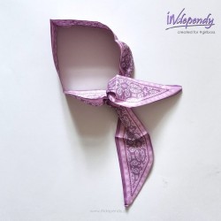 Wąski szaliczek damski – liliowy z geometrycznym motywem