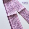 Wąski szaliczek damski – liliowy z geometrycznym motywem