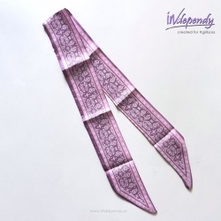 Wąski szaliczek damski – liliowy z geometrycznym motywem