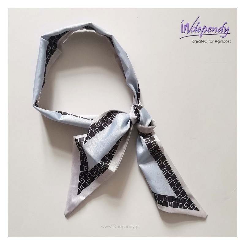 Elegancka gawroszka satynowa bladoniebieska – styl formalny